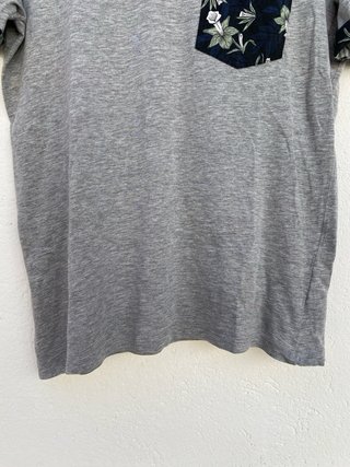 Camiseta H&M Gris Bolsillo Floral Tropical