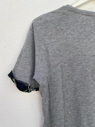 Camiseta H&M Gris Bolsillo Floral Tropical