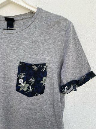Camiseta H&M Gris Bolsillo Floral Tropical
