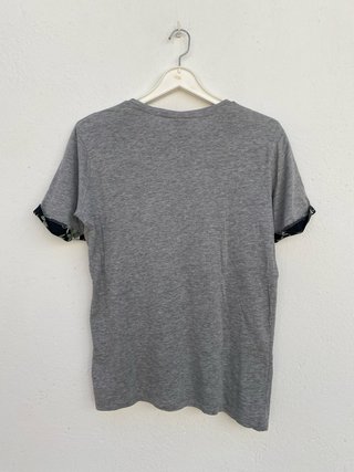 Camiseta H&M Gris Bolsillo Floral Tropical