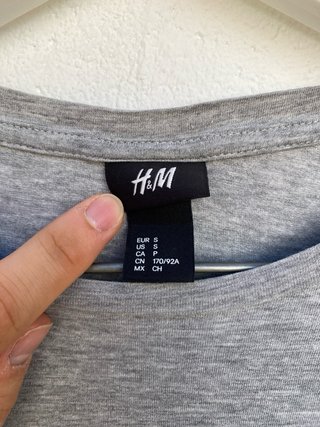 Camiseta H&M Gris Bolsillo Floral Tropical