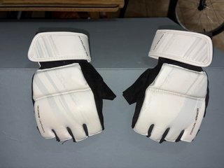 Saco de boxeo y guantes