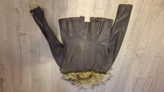 Chaqueta efecto piel con cuello pelo