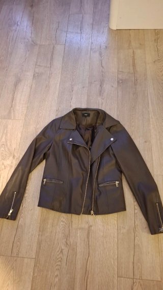 Chaqueta efecto piel con cuello pelo