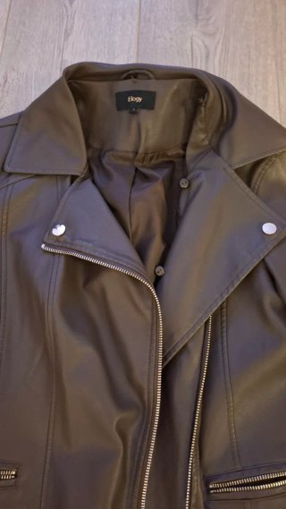 Chaqueta efecto piel con cuello pelo
