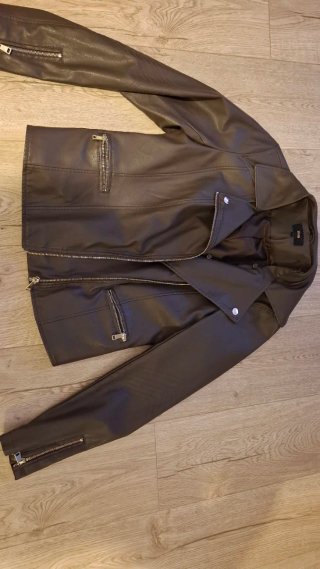 Chaqueta efecto piel con cuello pelo