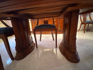 Mesa y sillas de comedor de madera