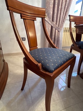 Mesa y sillas de comedor de madera