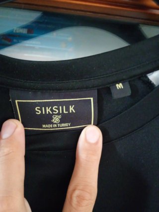 2 Camisetas SikSilk Negra y Dorada, otra Azul