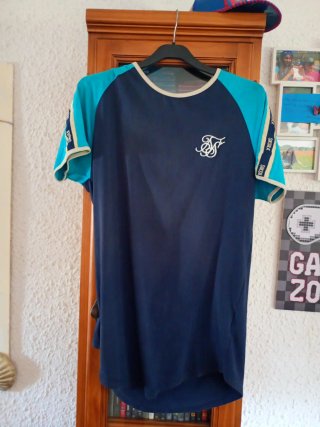 2 Camisetas SikSilk Negra y Dorada, otra Azul