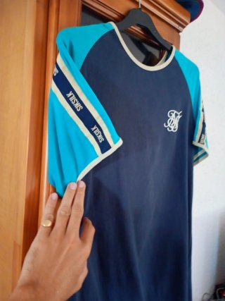 2 Camisetas SikSilk Negra y Dorada, otra Azul