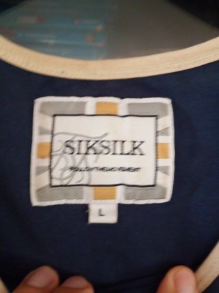 2 Camisetas SikSilk Negra y Dorada, otra Azul
