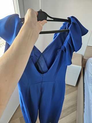 Mono azul elegante con volantes