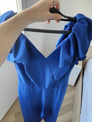 Mono azul elegante con volantes
