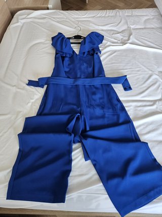 Mono azul elegante con volantes