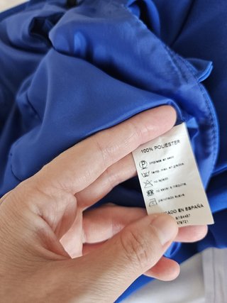 Mono azul elegante con volantes