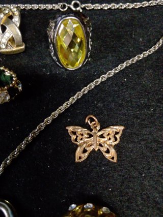 Lote bisutería antigua: collar, pulsera, anillos