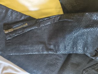 Pantalón Sfera efecto piel serpiente