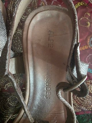 Sandalias planas beige y plateadas