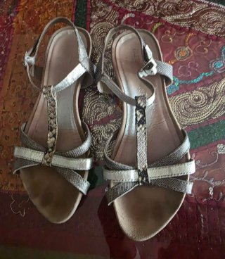 Sandalias planas beige y plateadas