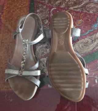 Sandalias planas beige y plateadas