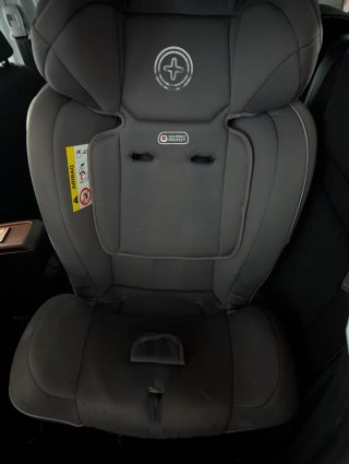 Silla de coche gris con protección lateral