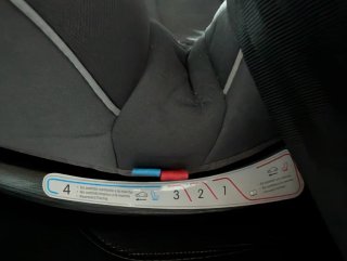 Silla de coche gris con protección lateral