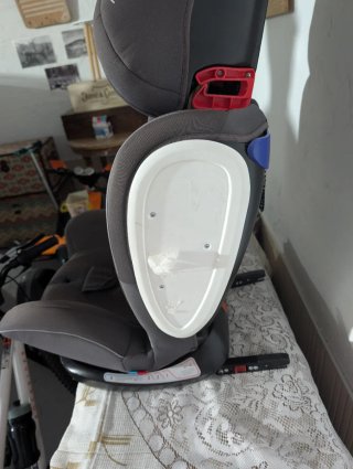 Silla de coche gris con protección lateral