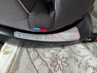 Silla de coche gris con protección lateral
