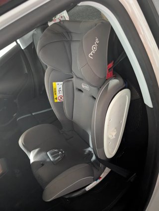 Silla de coche gris con protección lateral
