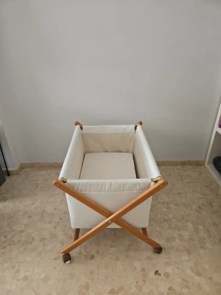 Minicuna de madera y tela blanca