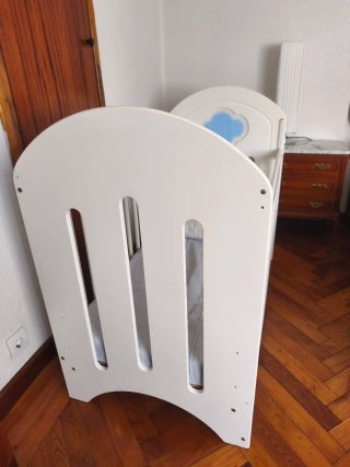 Cuna de madera blanca con colchón