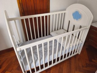 Cuna de madera blanca con colchón