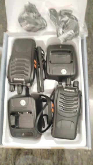 2 Walkie Talkies Baofeng con Base Cargador