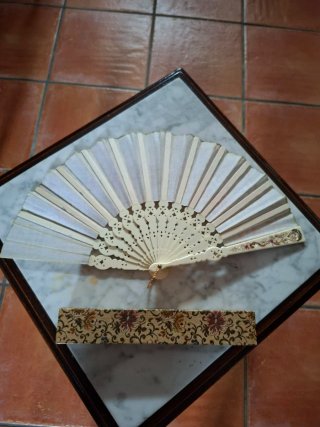 Abanico antiguo decorado con estuche