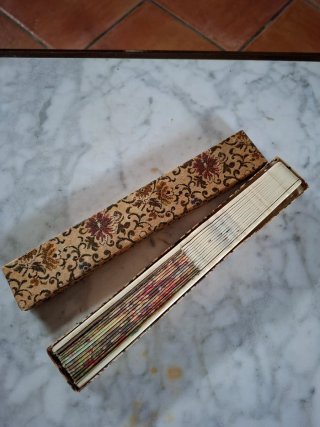 Abanico antiguo decorado con estuche