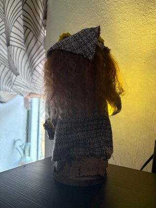 Duende guía SOGUI con cesta de girasoles