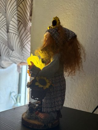 Duende guía SOGUI con cesta de girasoles