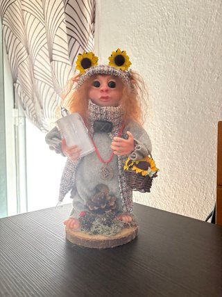 Duende guía SOGUI con cesta de girasoles