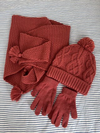 Conjunto bufanda, gorro y guantes rojo