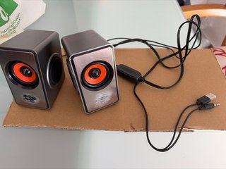 Altavoces portátiles con cable