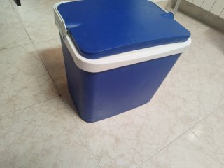 Nevera portátil azul y blanca