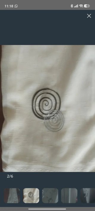 Cortina blanca con espirales negras