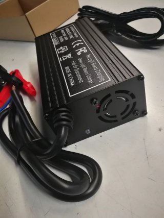 Cargador LiFePO4 SJT-300E 14.6V 20A