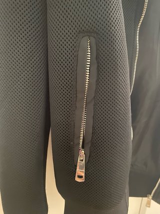 Chaqueta bomber negra con cremallera