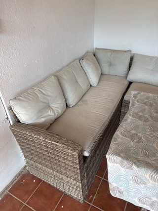 Sofá y mesa de jardín