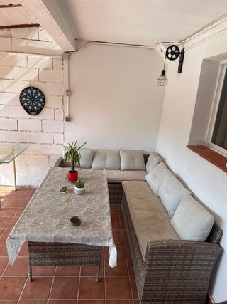 Sofá y mesa de jardín