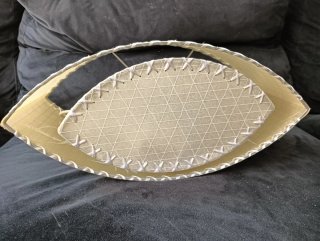 Lámpara de techo beige con estampado de bambú.