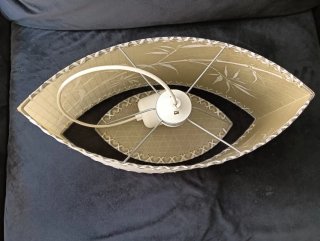 Lámpara de techo beige con estampado de bambú.