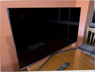 Televisor Samsung Negro y Plateado
